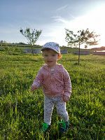Das Bild zeigt ein etwa 3-jähriges Mädchen, das in einer Wiese steht. Das Bild zeigt ein etwa 3-jähriges Mädchen, das in einer Wiese steht.