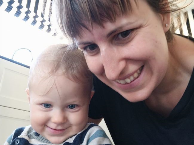 Mama mit Baby, die beide ins Bild schauen Mama mit Baby, die beide ins Bild schauen