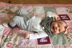 lächelnder Säugling (Mädchen) lächelt seitlich liegend ins Bild. lächelnder Säugling (Mädchen) lächelt seitlich liegend ins Bild.