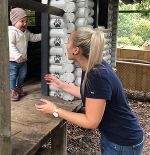 Ein ca. 1,5-jähriges Kind spielt mit seiner Tante.