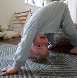 Ein ca. 2-jähriger Junge steht auf dem Kopf. Ein ca. 2-jähriger Junge steht auf dem Kopf.