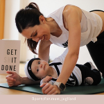 Das Foto zeigt ein am Boden liegendes Baby, eine Frau in Sportgewand beugt sich über das Baby.