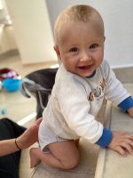 Das Bild zeigt einen ca. 8 Monate alten Jungen, der versucht die Stiegen raufzukrabbeln. Das Bild zeigt einen ca. 8 Monate alten Jungen, der versucht die Stiegen raufzukrabbeln.