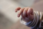 Das Bild zeigt eine Babyhand.