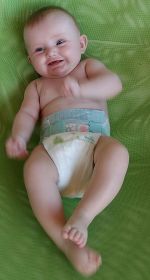 Das Bild zeigt einen Säugling, der nur mit einer Windel bekleidet ist.