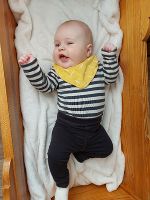 Das Bild zeigt einen ca. 4 Monate alten Jungen, der in seinem Bettchen liegt. Das Bild zeigt einen ca. 4 Monate alten Jungen, der in seinem Bettchen liegt.
