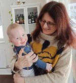 Das Bild zeigt einen ca. 1-Jährigen Jungen in den Armen seiner Großmutter. Das Bild zeigt einen ca. 1-Jährigen Jungen in den Armen seiner Großmutter.