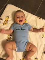 Das Bild zeigt einen ca. 4 Monate alten Jungen, der in seinem Bettchen liegt. Das Bild zeigt einen ca. 4 Monate alten Jungen, der in seinem Bettchen liegt.