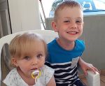 Das Bild zeigt ein weibliches Baby mit Schnuller und ihren Bruder (ca. 3 Jahre alt).